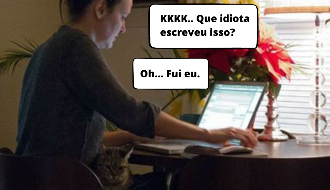 Mulher conferindo o computador sobre a mesa - Que idiota escreveu isso? Oh... Fui eu. Vale a pena ser redator?