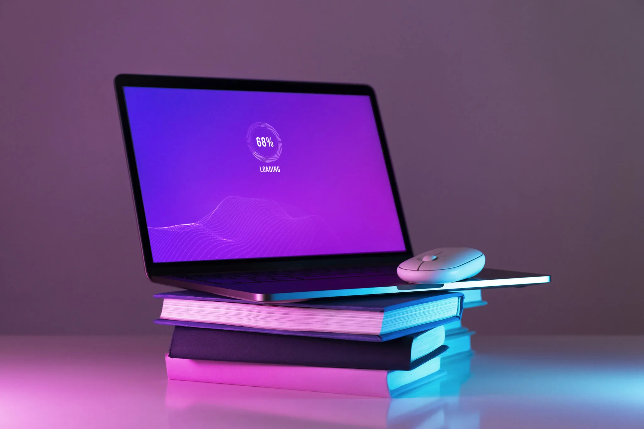 computador sobre pilha de livros - computador para home office - notebook bom e barato