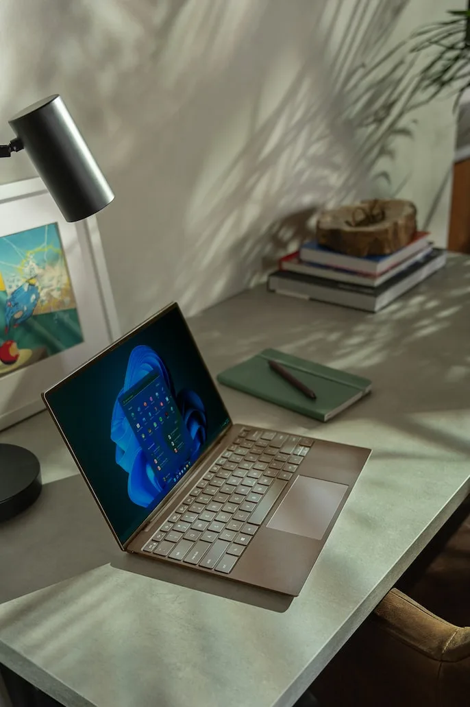 Notebook com Windows 11 sobre a mesa - um notebook de qualidade é um dos melhores produtos para home office