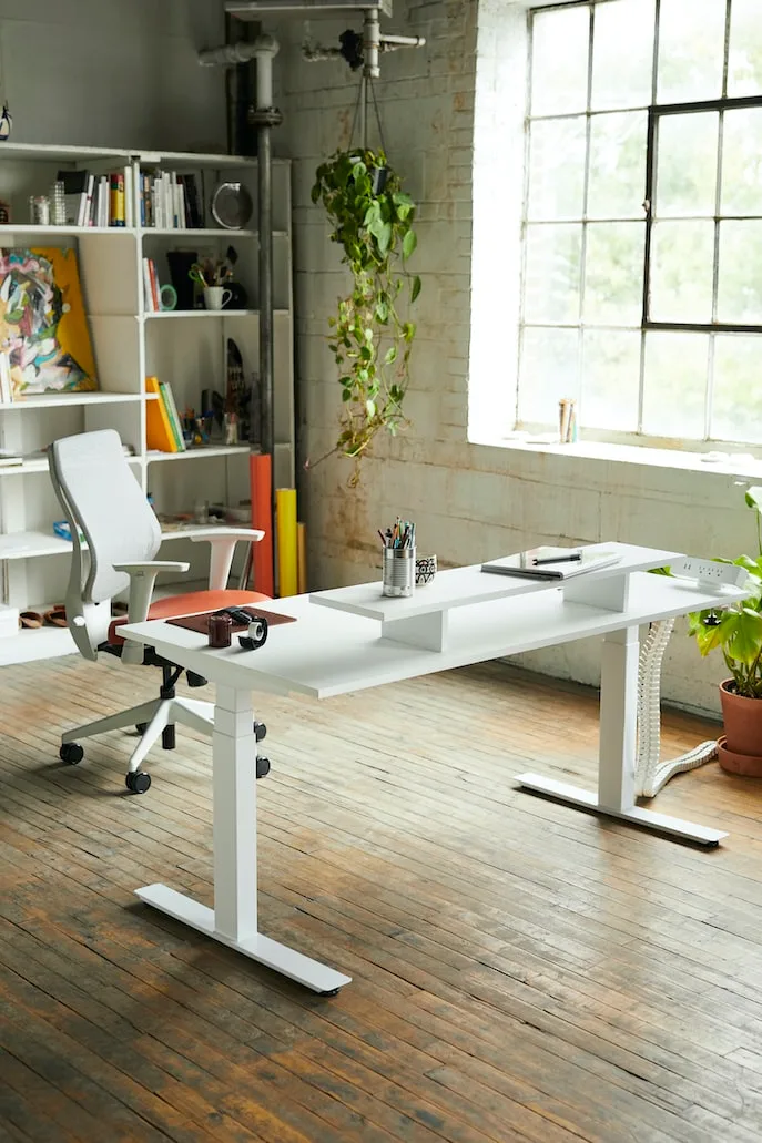 luz natural iluminando home office clean e biofílico