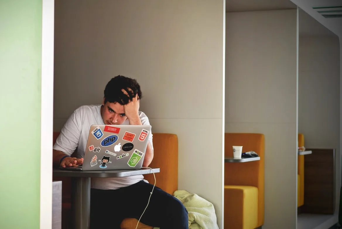 Homem estressado no computador