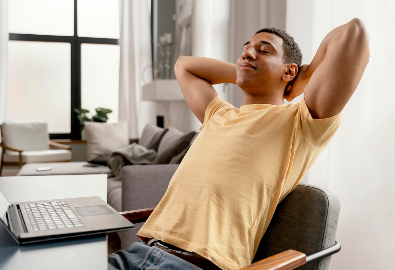 Homem relaxando em cadeira, durante o trabalho de redator em home office