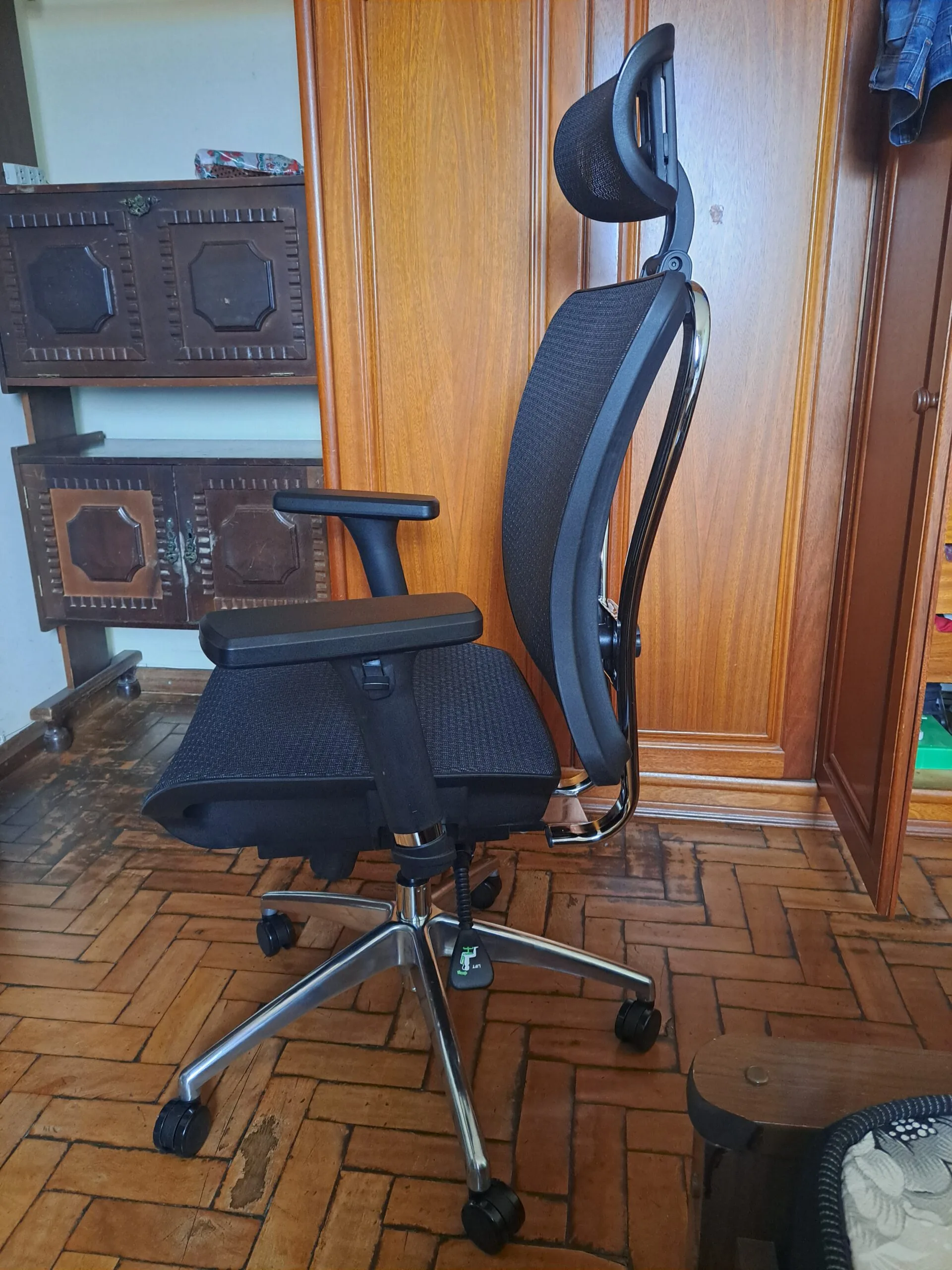 Perfil, lateral da cadeira DT3 Office Moira / Comfy Caprice