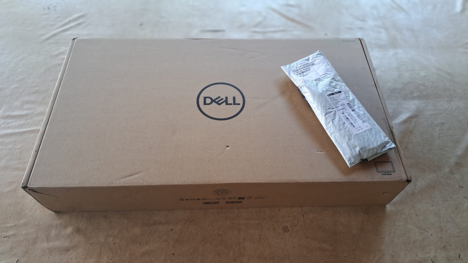 Monitor Dell P2723QE na caixa.