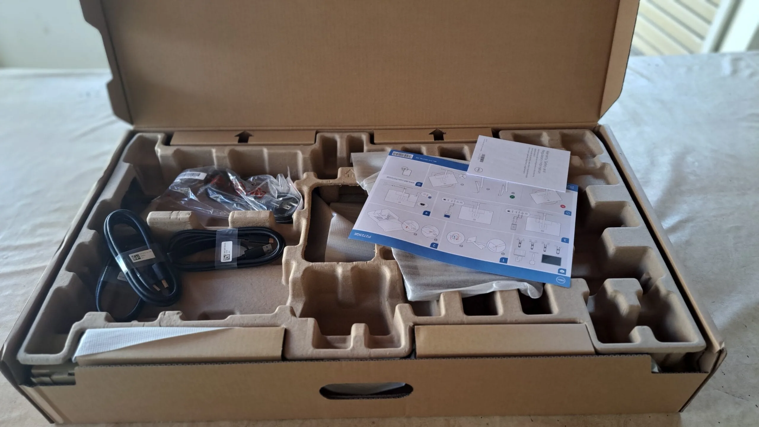Caixa aberta do monitor Dell P2723QE