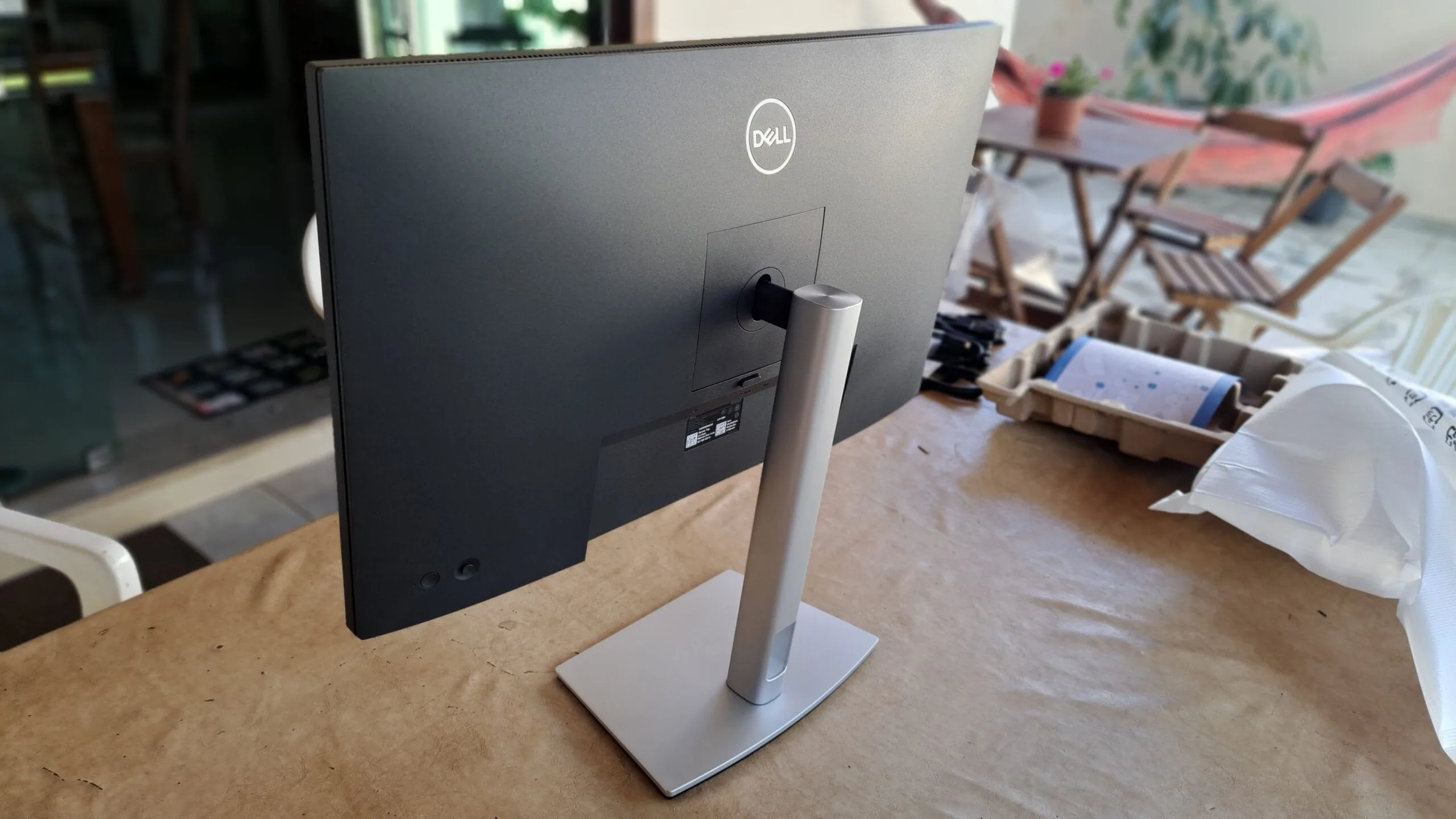 Dell P2723QE por trás.