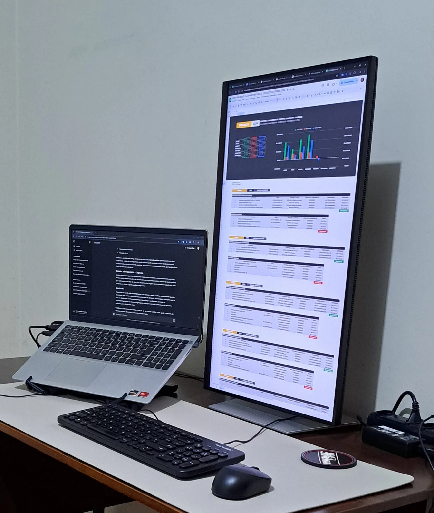 Dell P2723QE na vertical exibindo planilha financeira.