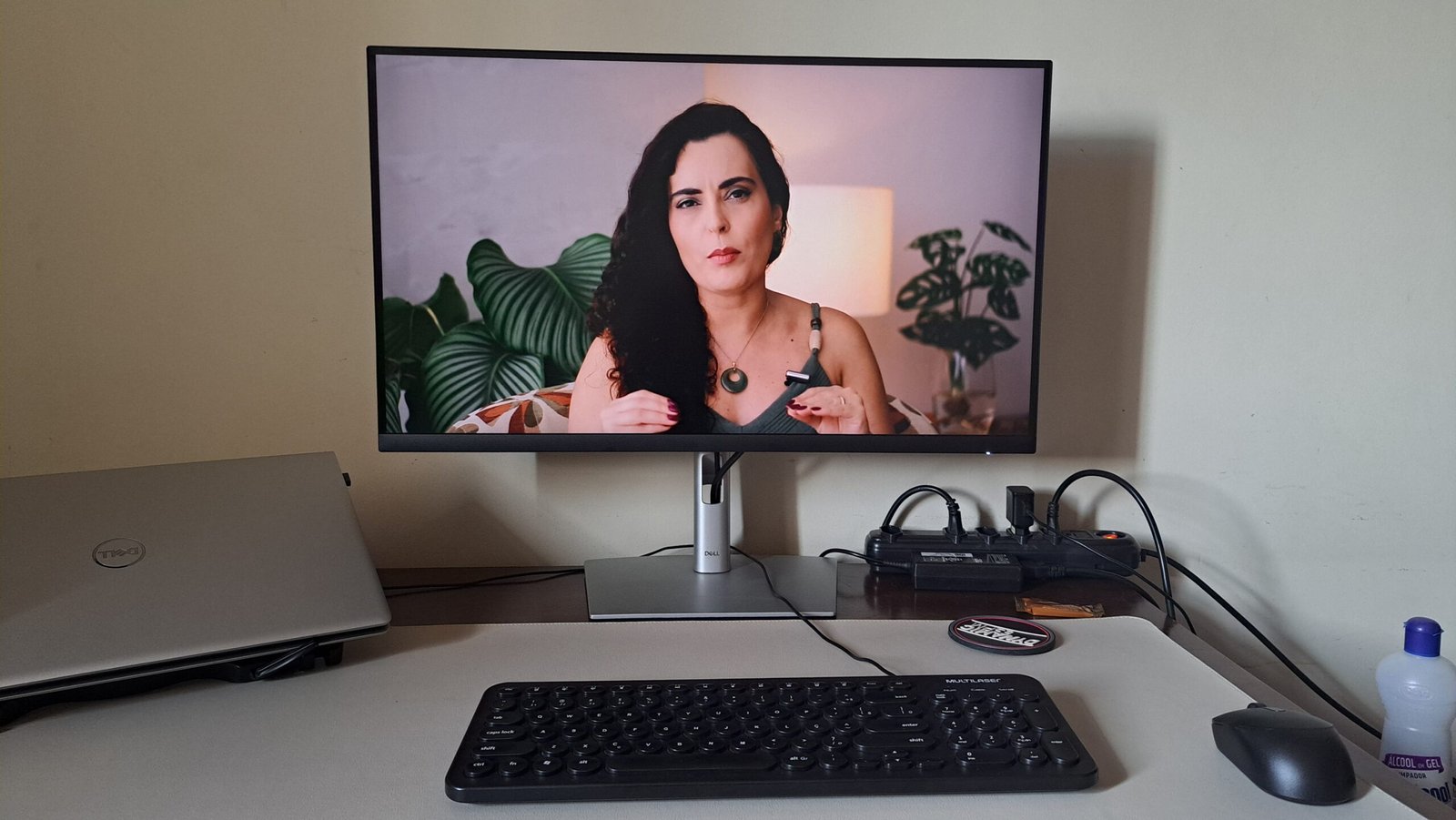 Dell P2723QE ligado com vídeo sendo reproduzido.