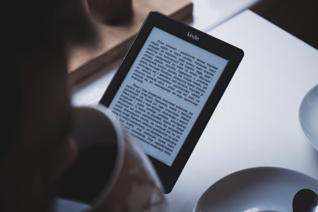 Kindle exibindo texto preto e branco.