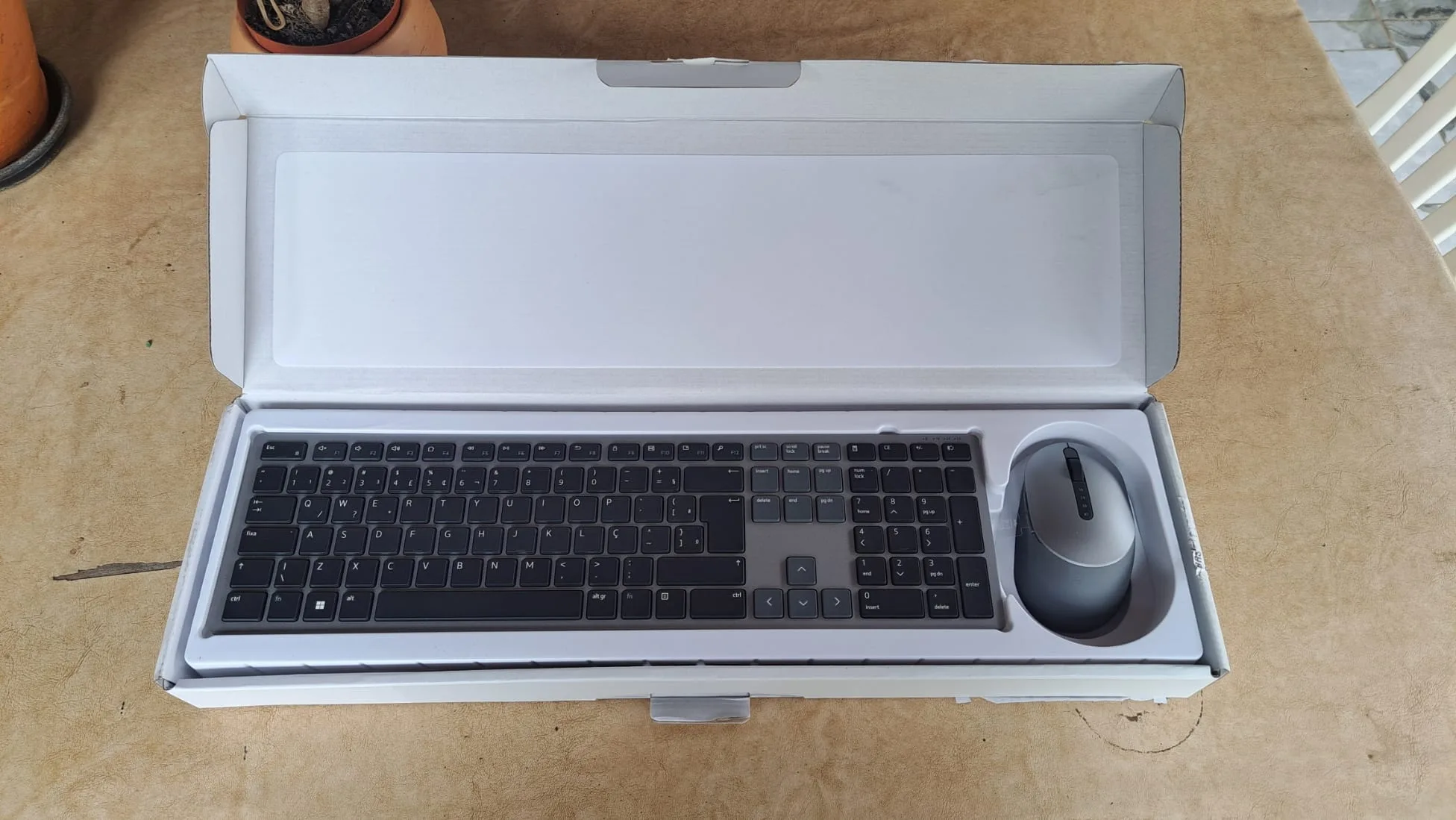 Unboxing do Dell Premier KM7321W - caixa aberta