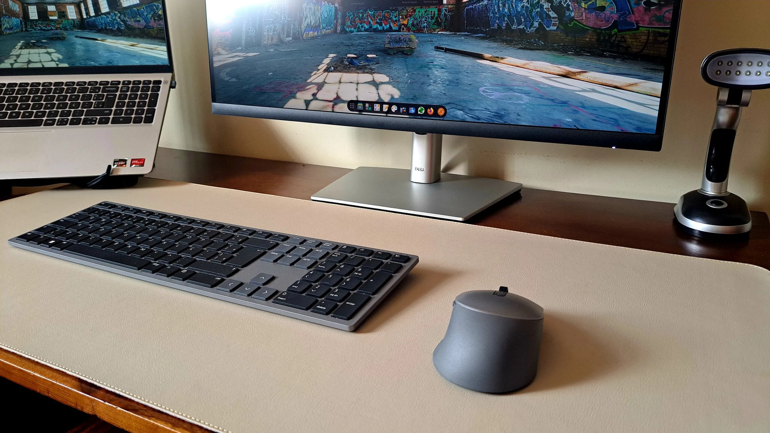 Teclado e mouse Dell Premier KM732 em mesa de escritório.