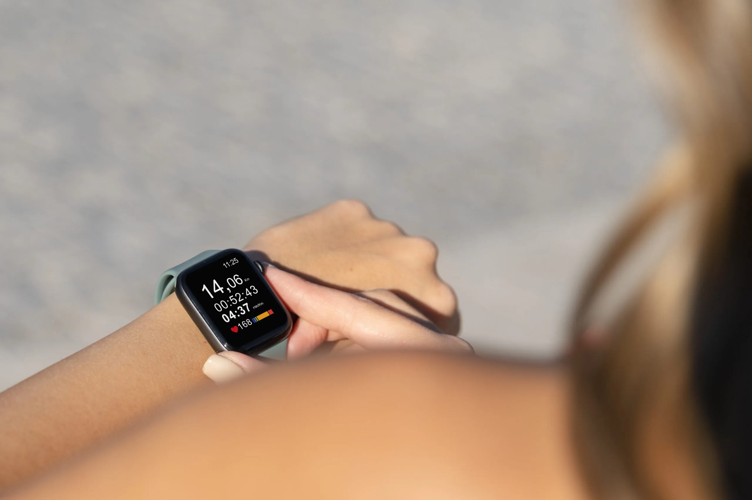 Mulher ajustando tempo em Apple Watch - Qual é o melhor Apple Watch