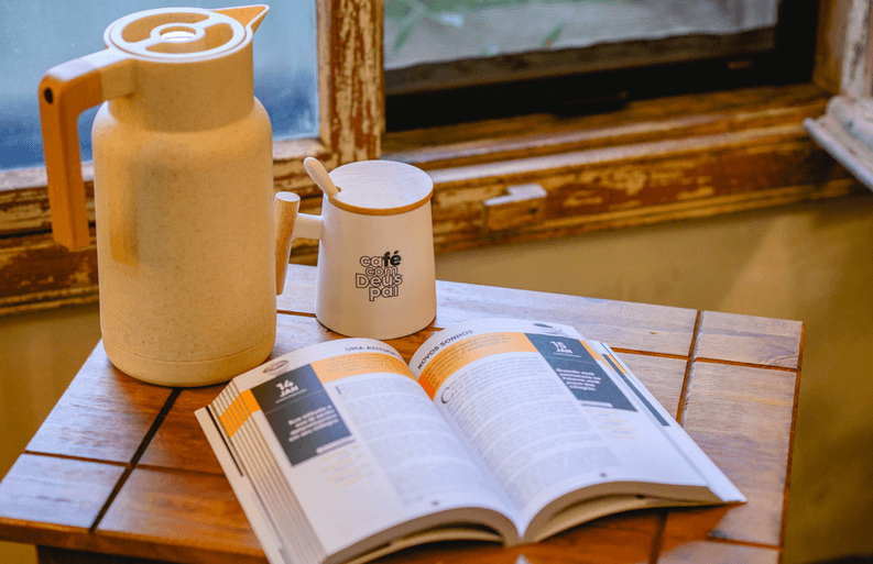 Café com Deus Pai é bom? Saiba tudo sobre o livro mais vendido de 2024