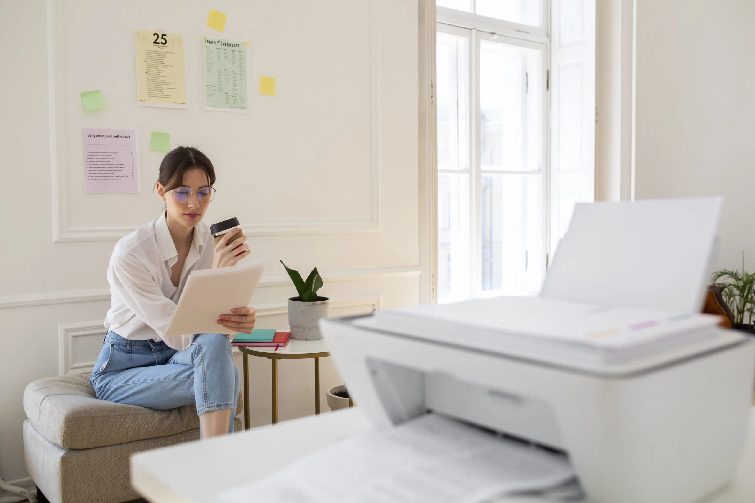 Impressora HP em destaque, ao fundo mulher jovem bela de óculos em home office, sentada tomando café e lendo papel recém impresso - melhores impressoras custo-benefício