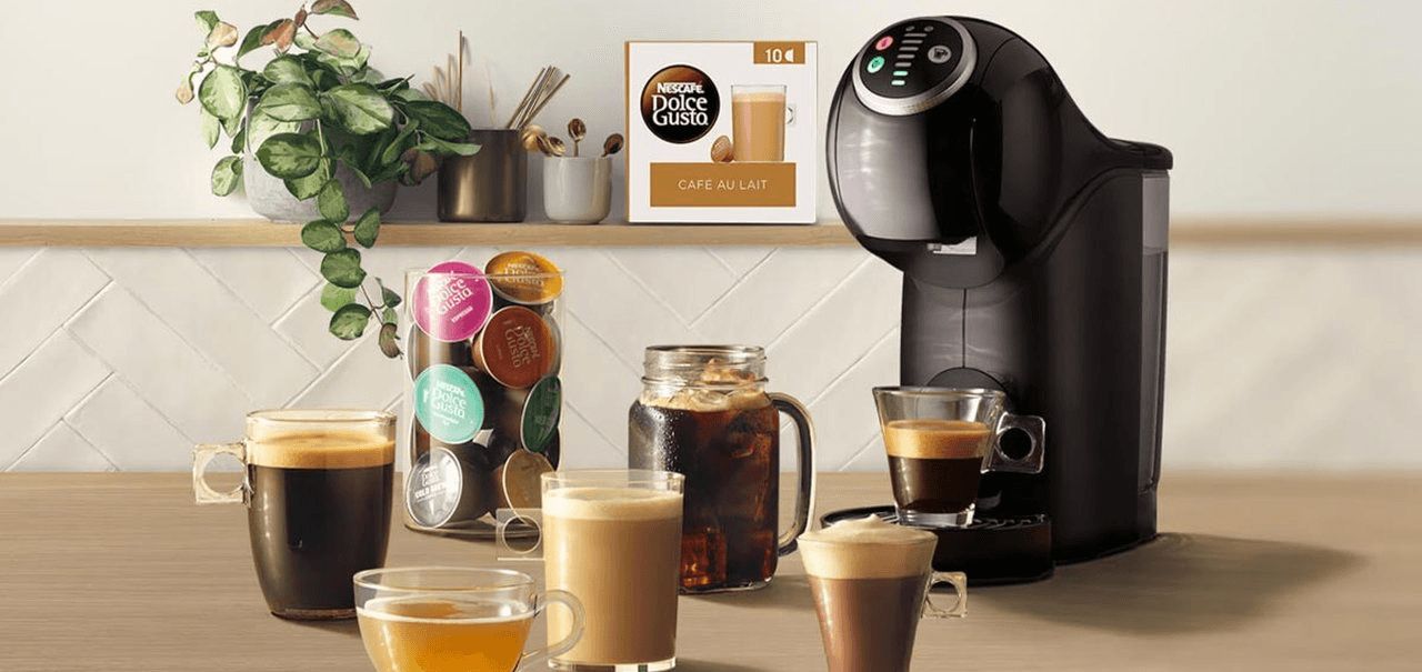 Foto Nescafé Dulce Gusto - Mesa com Máquina Genio S, cafés variados e pote com cápsulas