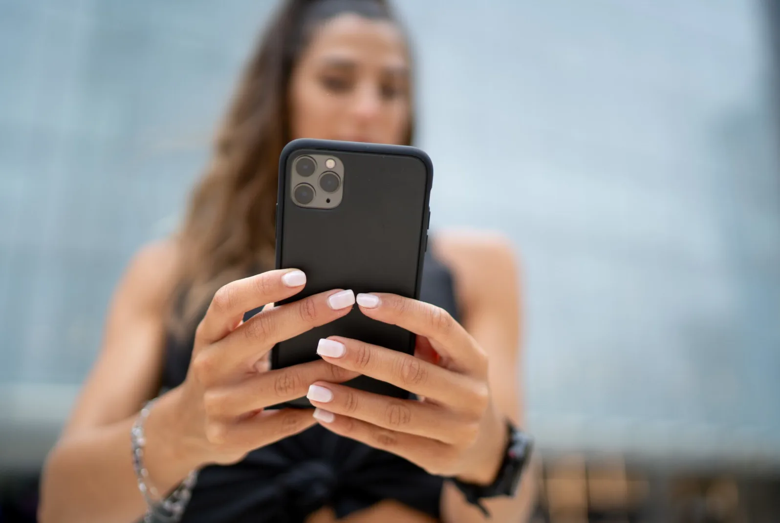 Mulher jovem tirando self com smartphone, smartphone em foco, unhas brancas perfeitas, unhas médias, estilo, smartphones mais vendidos no mercado livre