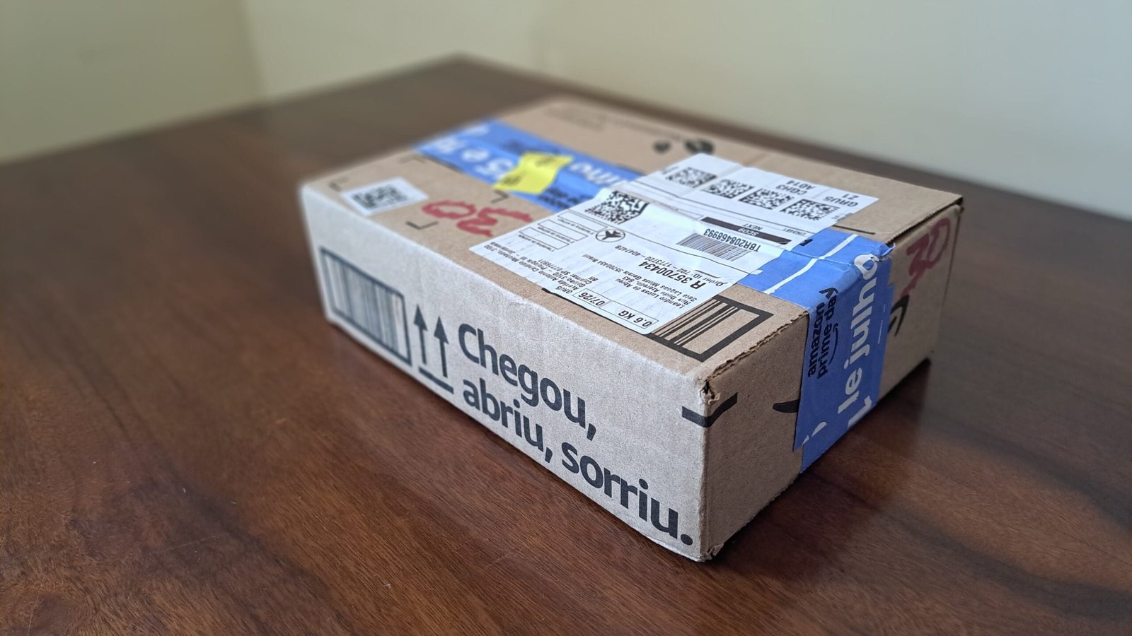 Unboxing Kindle Colorsoft: caixa da Amazon lacrada