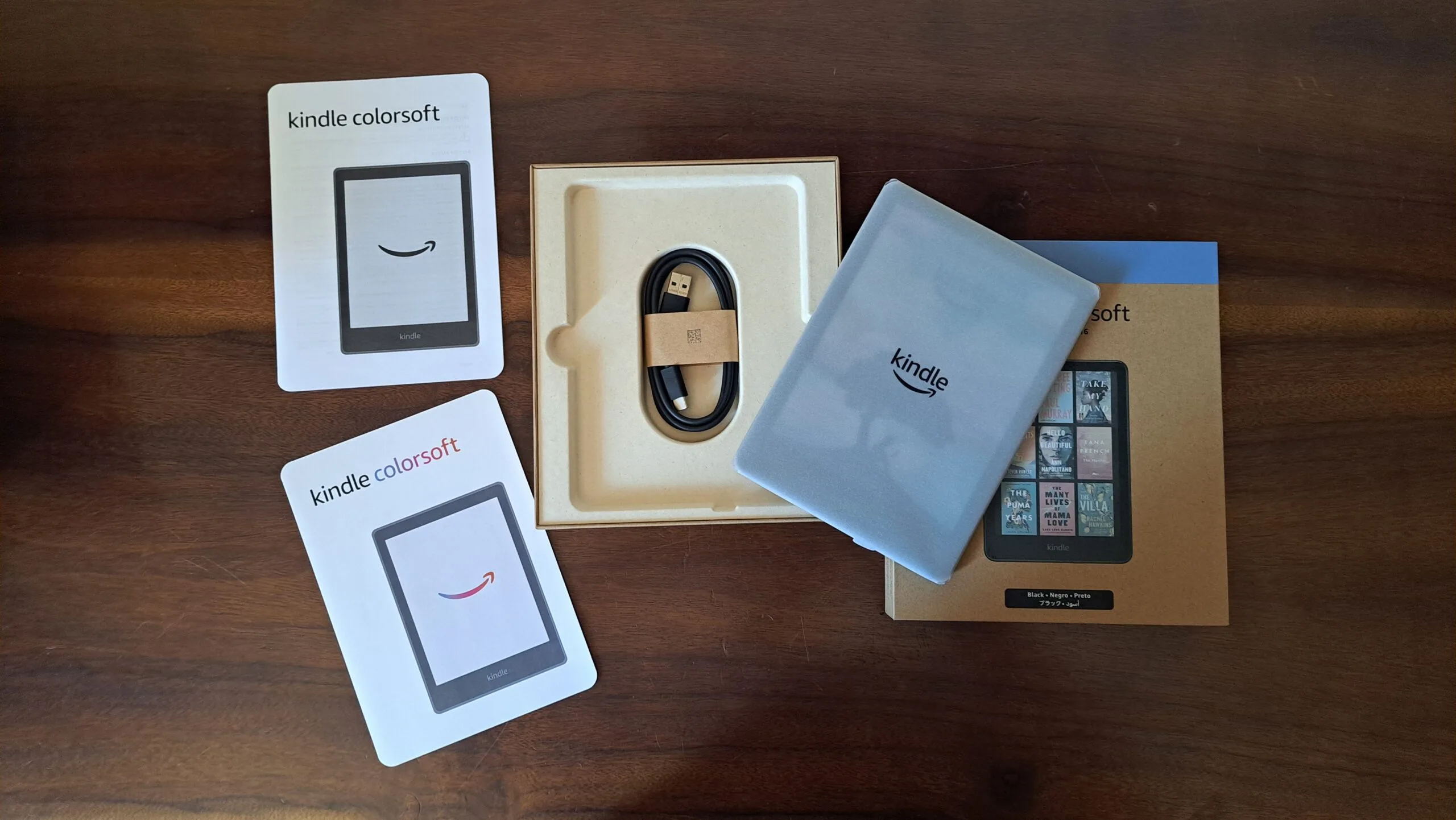 Unboxing Kindle Colorsoft: itens que vem na caixa (Kindle Colorsoft protegido, cabo USB-C, manual de boas-vindas e certificado de garantia)