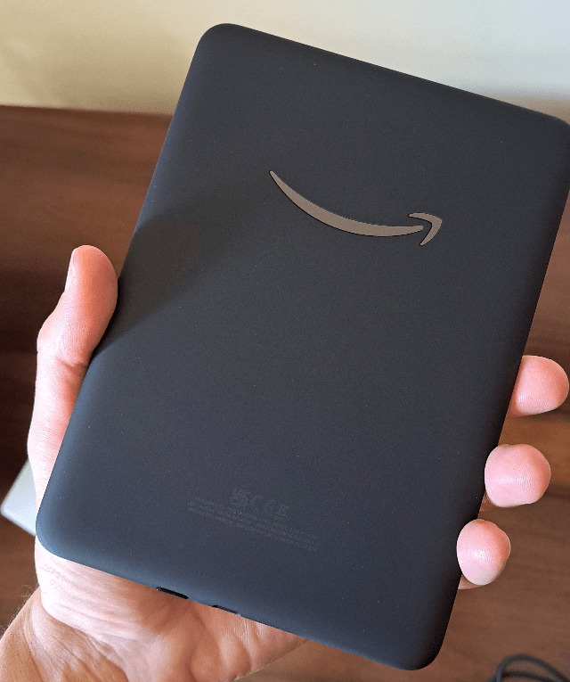 Kindle Colorsoft: acabamento com textura emborrachada, sorriso da Amazon na parte de trás.