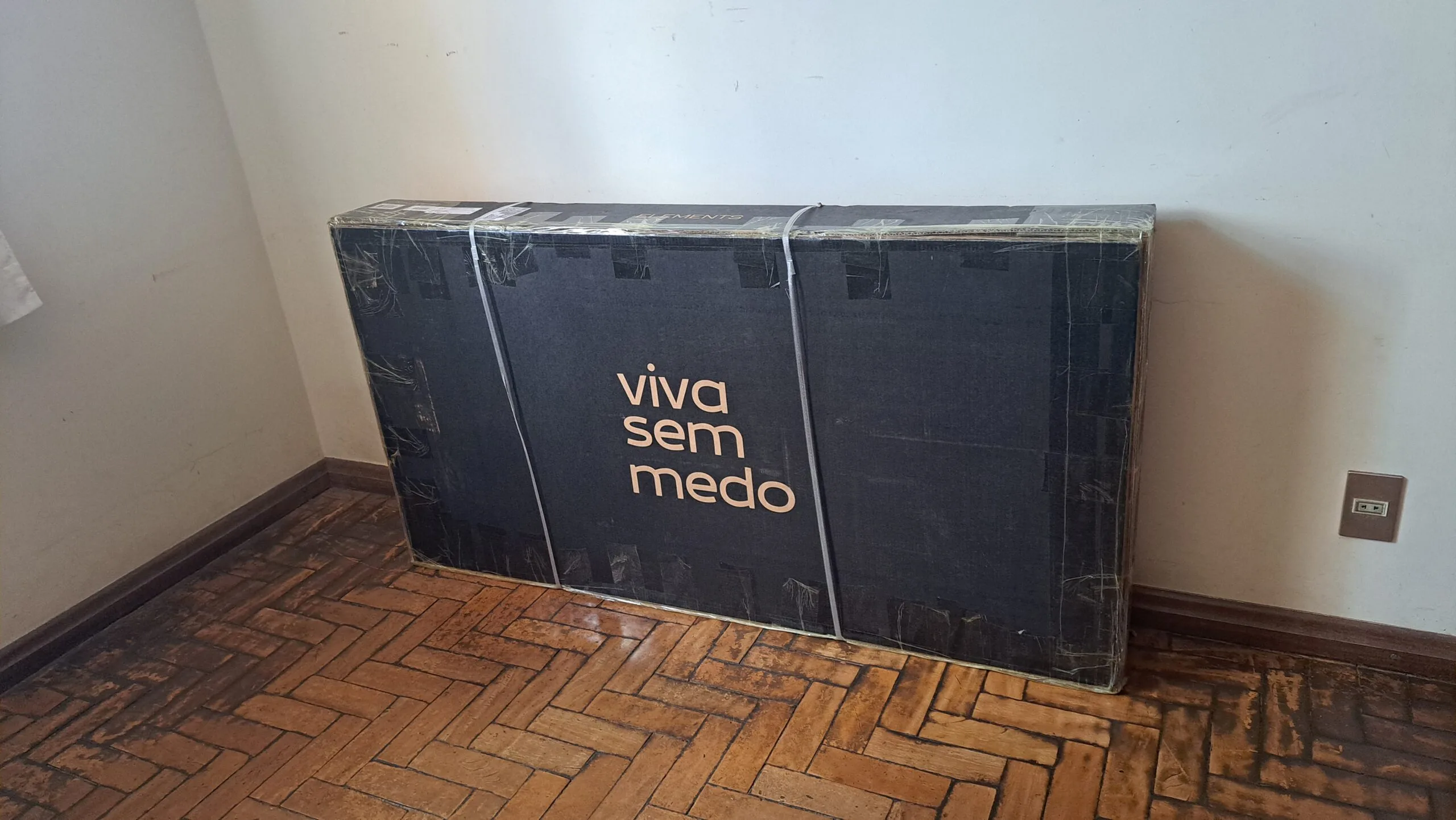 Caixa fechada da mesa com regulagem de altura elétrica Elements Misch Pro - Unboxing
