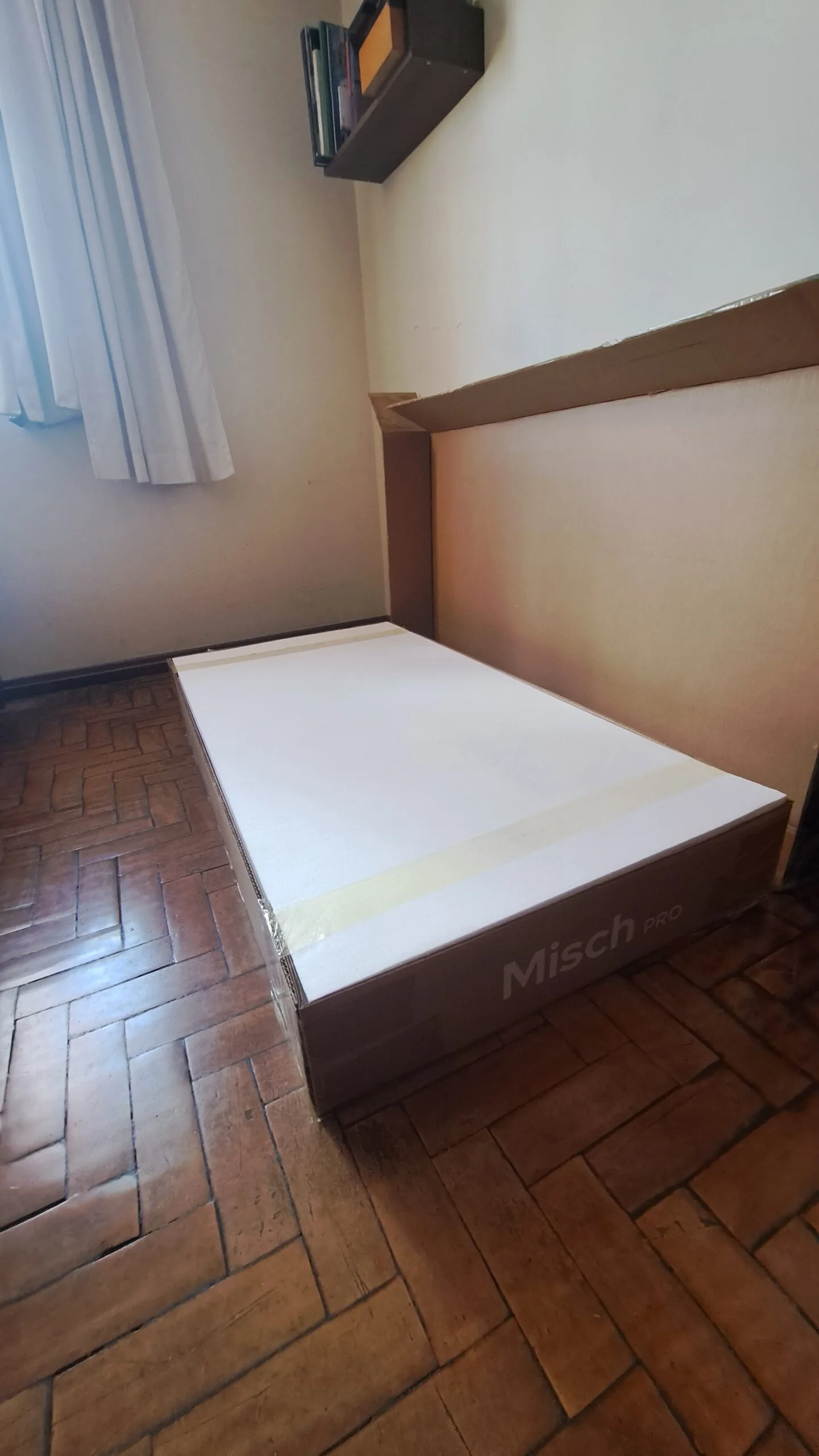Unboxing mesa com regulagem de altura elétrica Misch Pro Elements - Caixa aberta