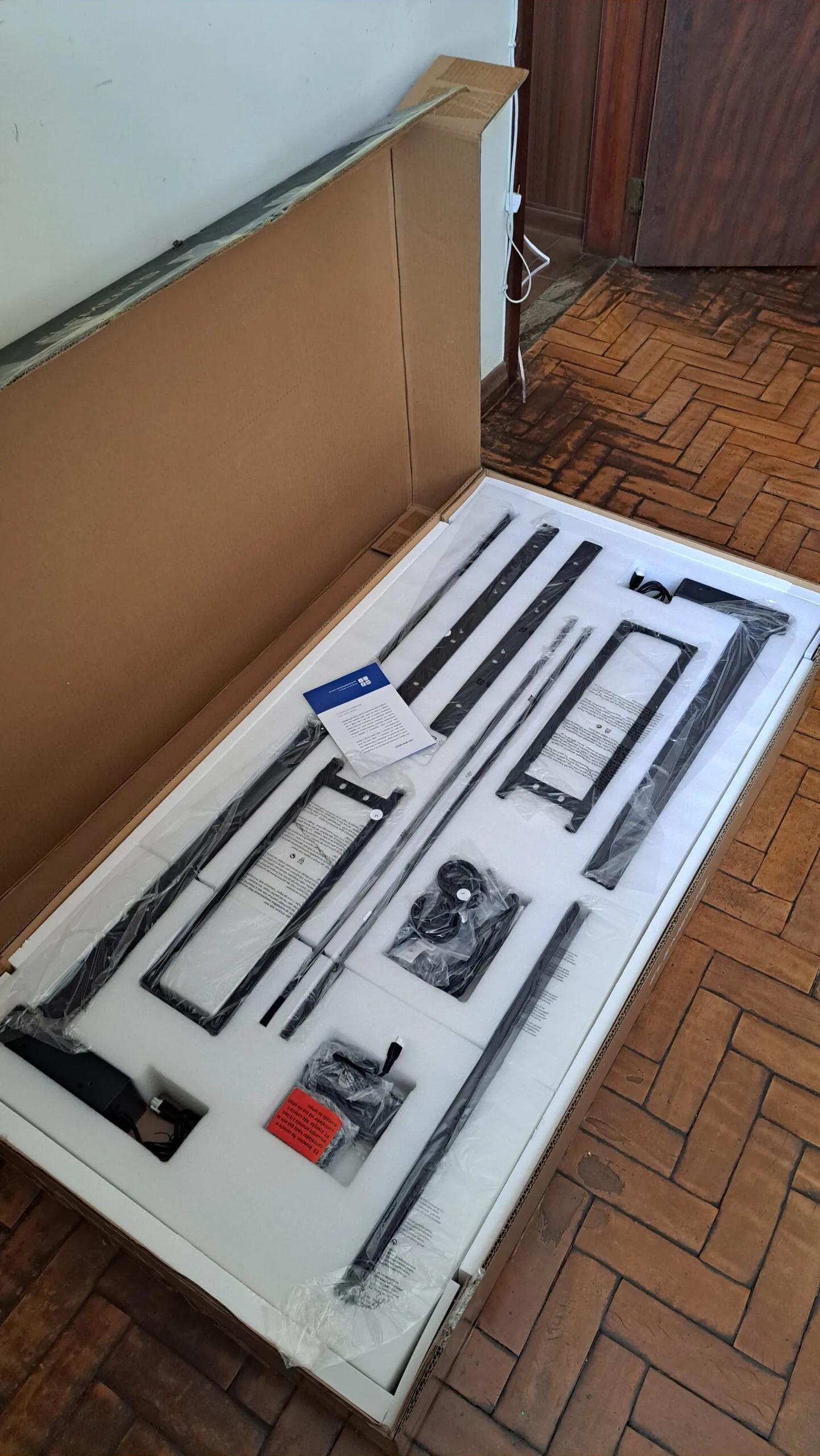 Unboxing mesa com regulagem de altura elétrica Misch Pro Elements - Componentes dentro da caixa