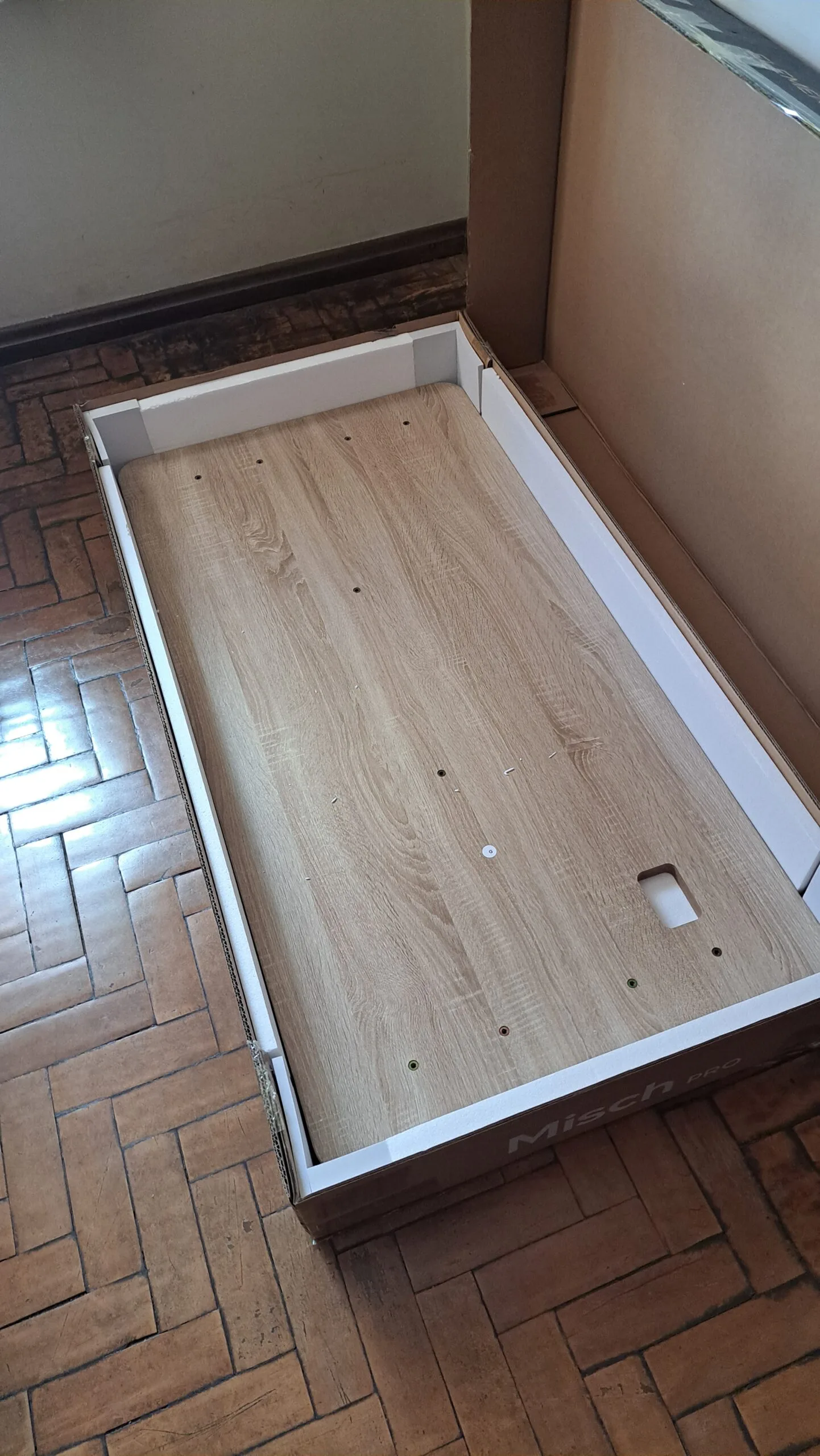 Unboxing mesa com regulagem de altura elétrica Misch Pro Elements - Tampo no fundo da caixa