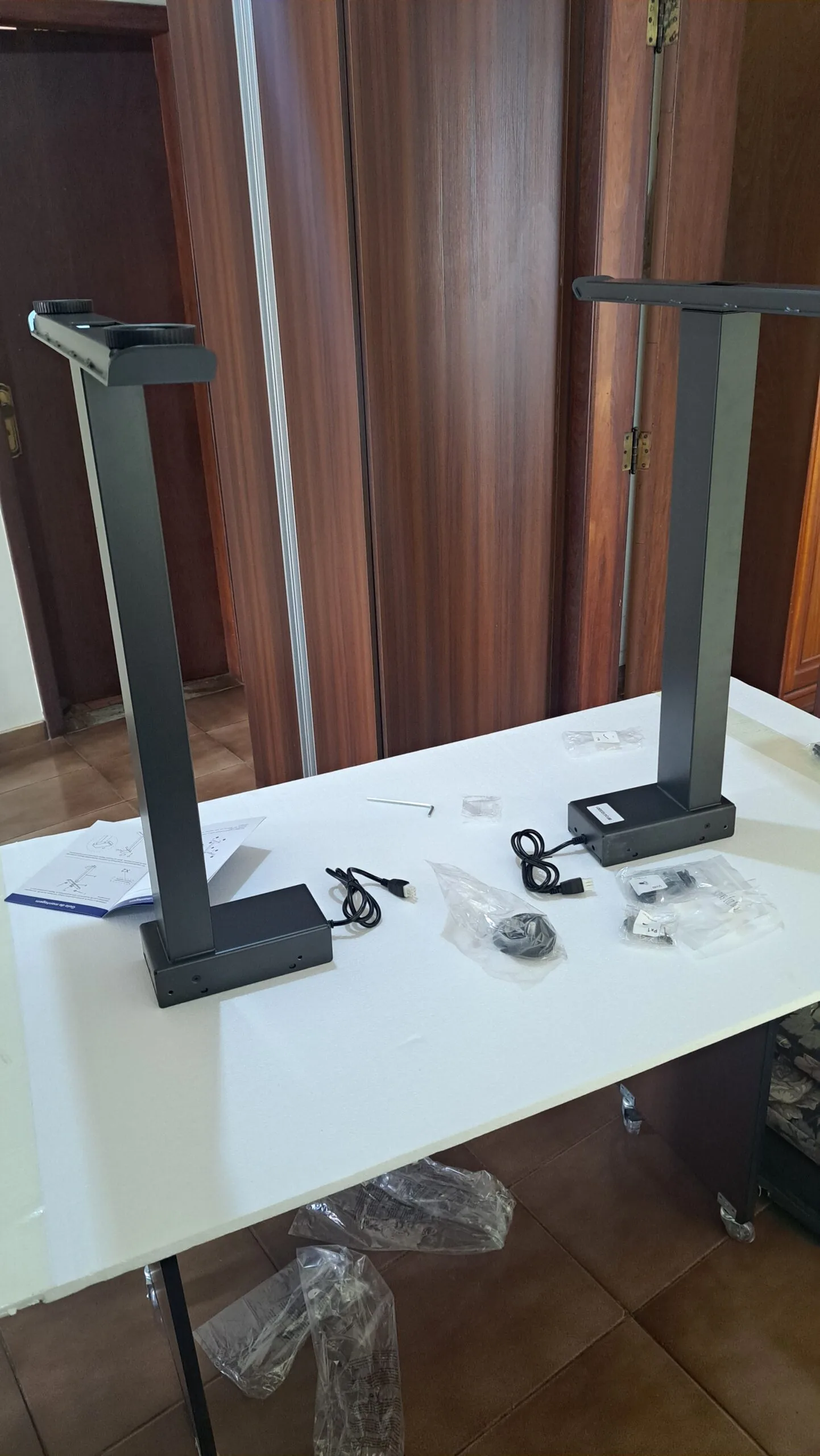 Como montar mesa com regulagem de altura elétrica Misch Pro - Montagem dos pés da mesa