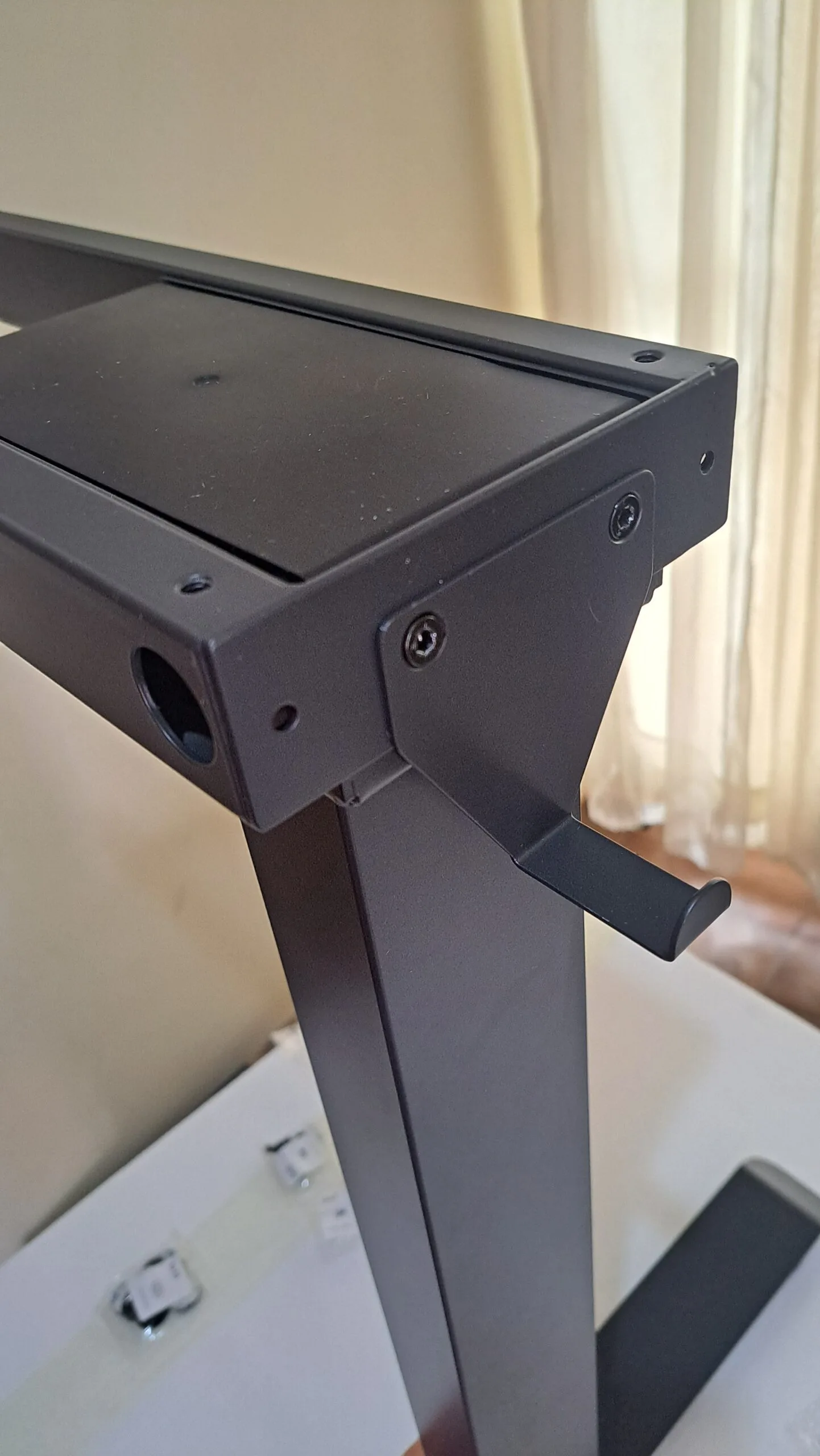 Como montar mesa com regulagem de altura elétrica Misch Pro - Alças para suporte de fone de ouvido