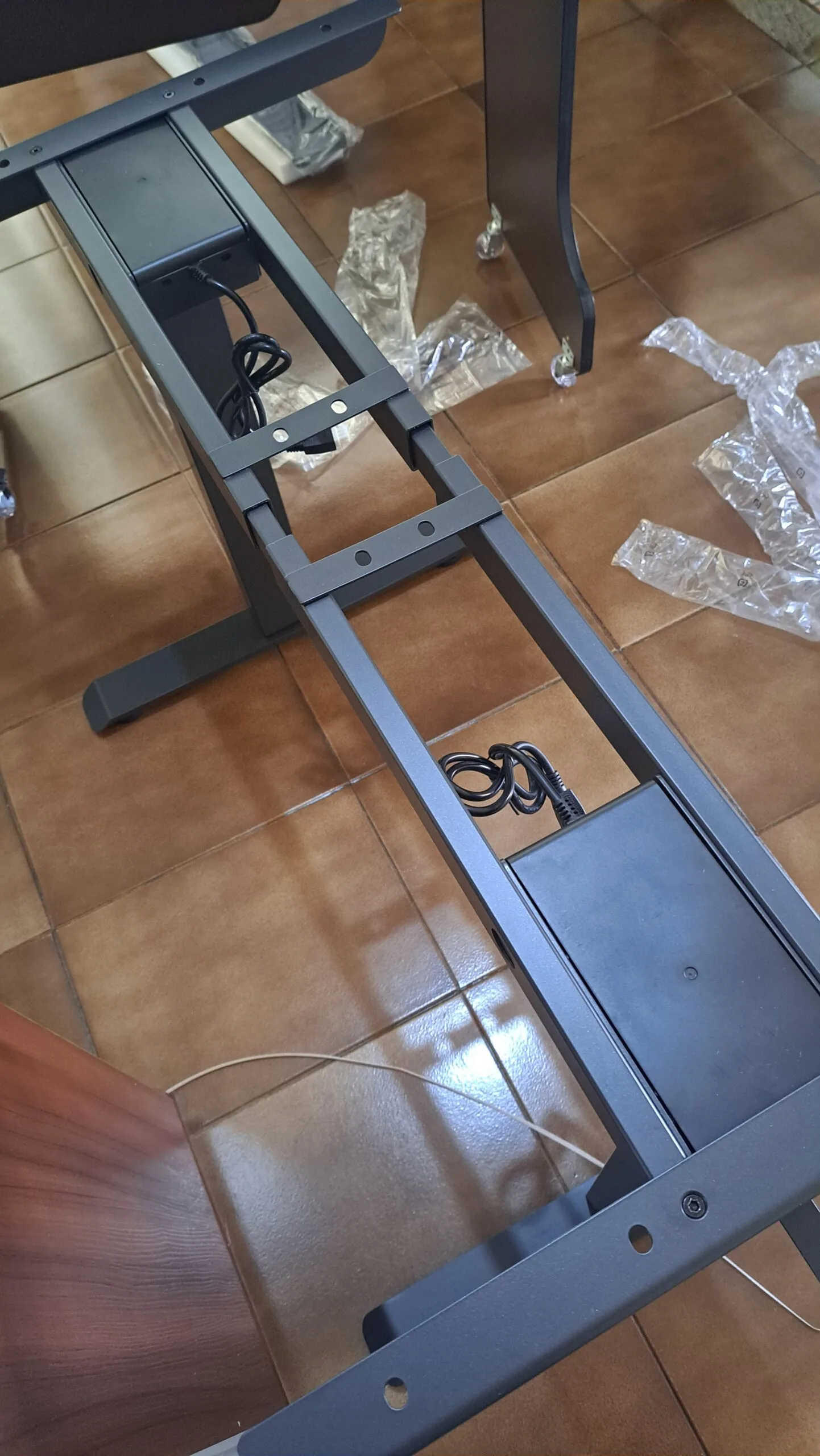 Como montar mesa com regulagem de altura elétrica Misch Pro - Junção das pernas