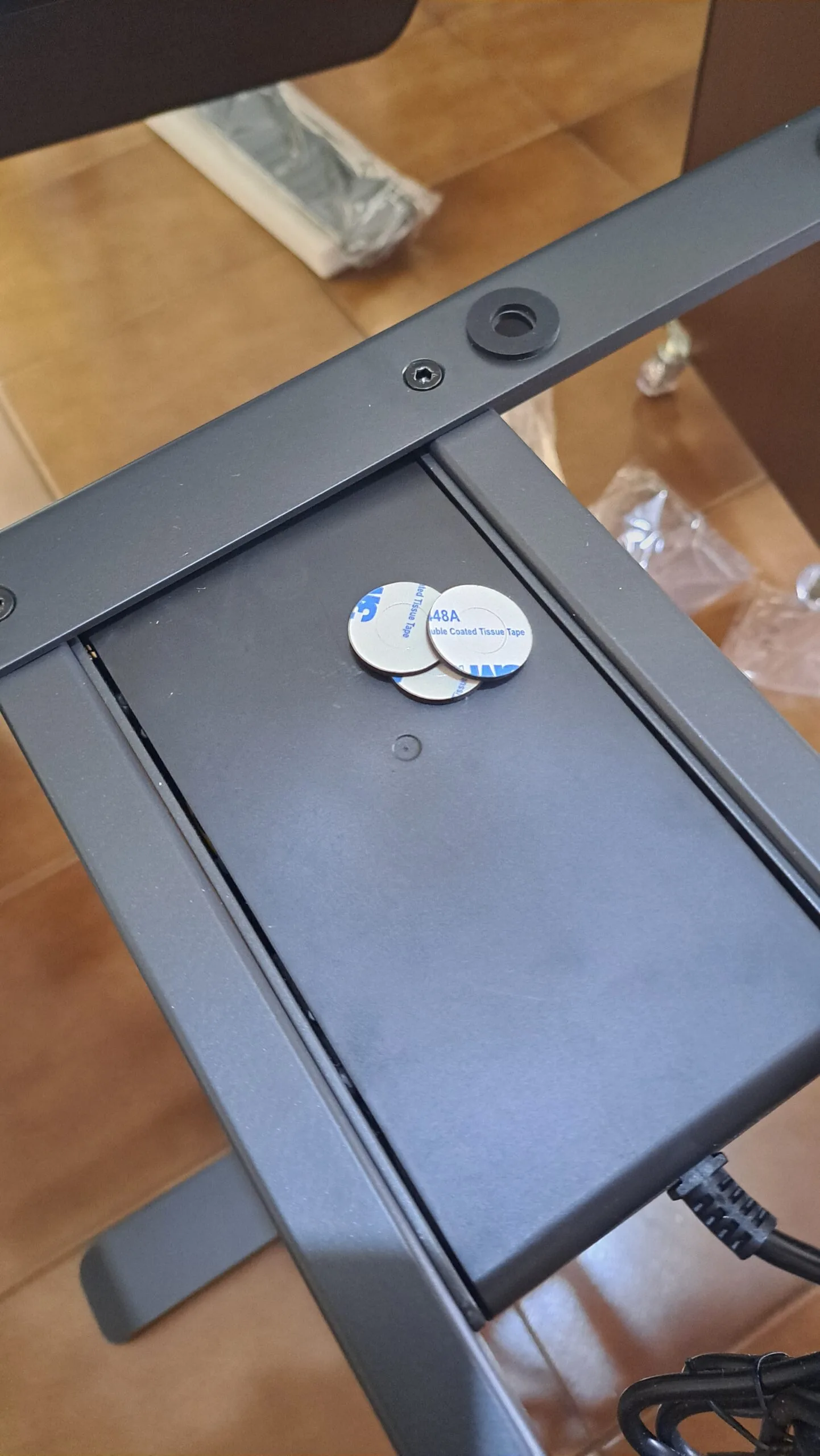 Como montar mesa com regulagem de altura elétrica Misch Pro - Borrachas de proteção para o tampo
