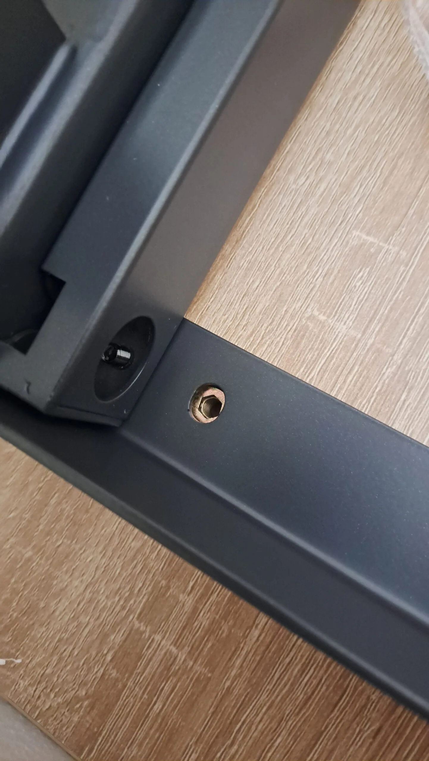 Como montar mesa com regulagem de altura elétrica Misch Pro - Roscas metálicas para parafusos
