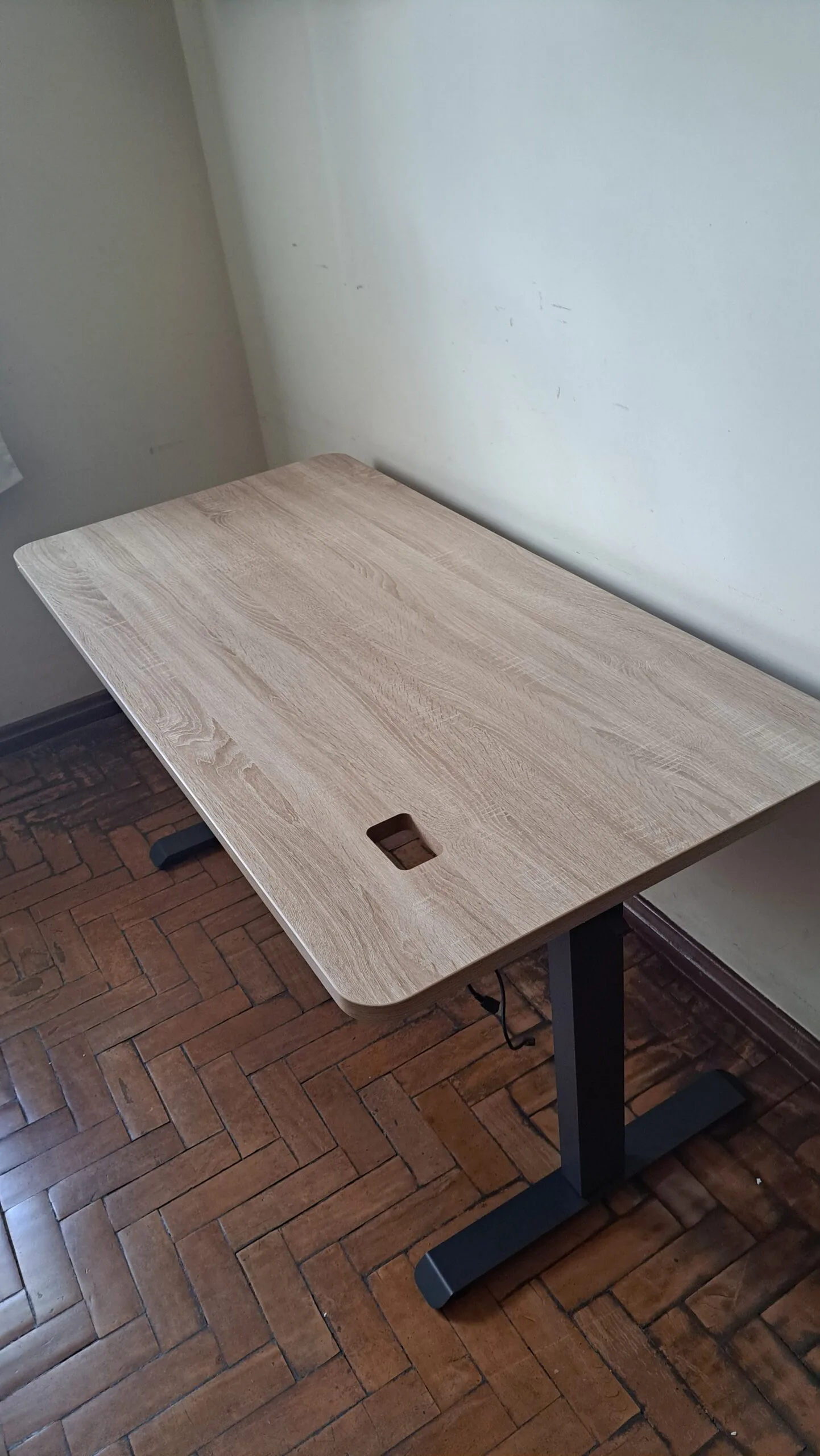 Como montar mesa com regulagem de altura elétrica Misch Pro - Mesa quase pronta