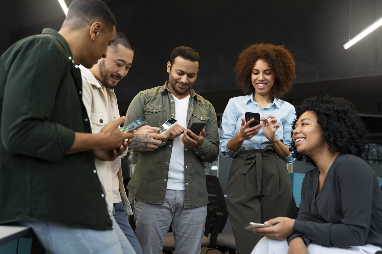 Grupo de jovens usando celular juntos - millennials