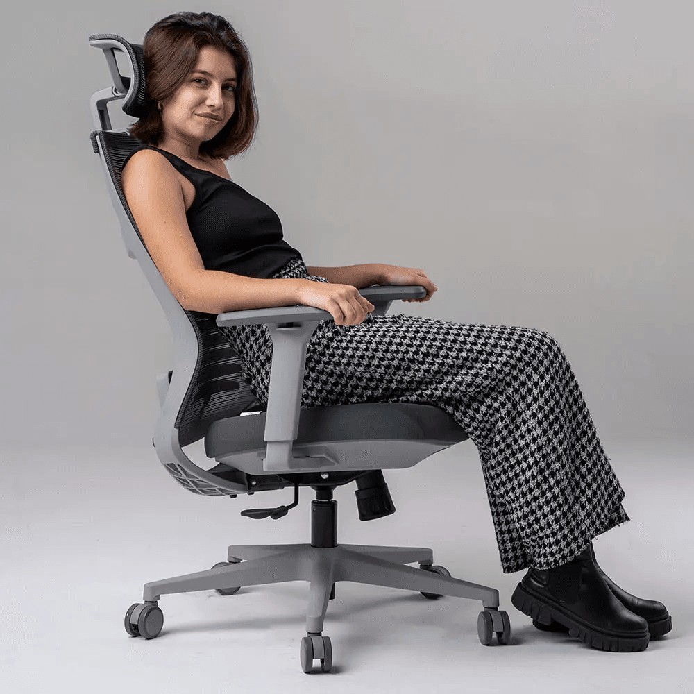 Garota jovem bonita com calça xadrez sentada na cadeira Elements Vertta