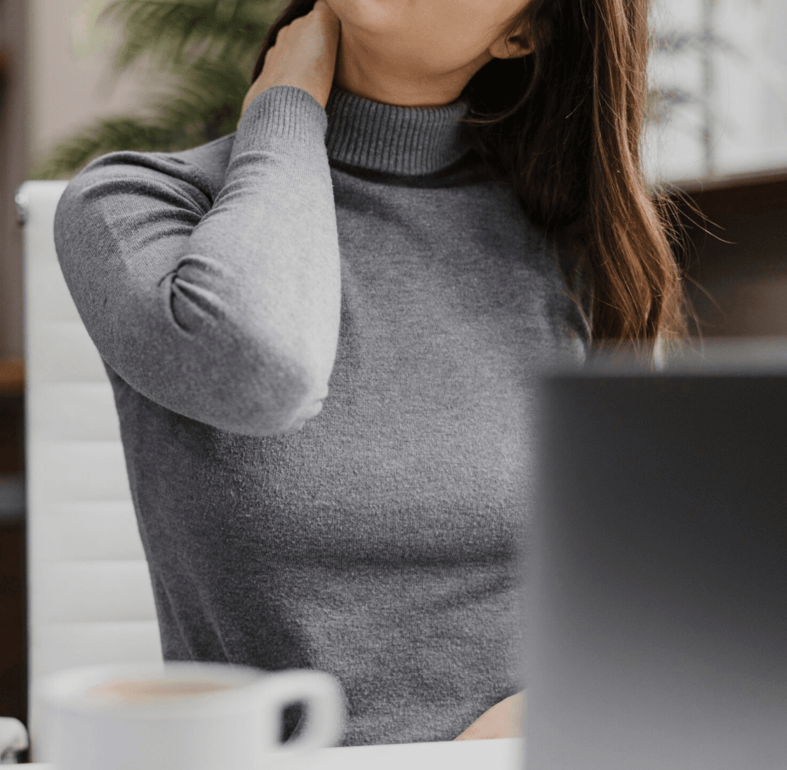 Mulher sentada tocando o pescoço, dor na cervical, dor no pescoço, ergonomia