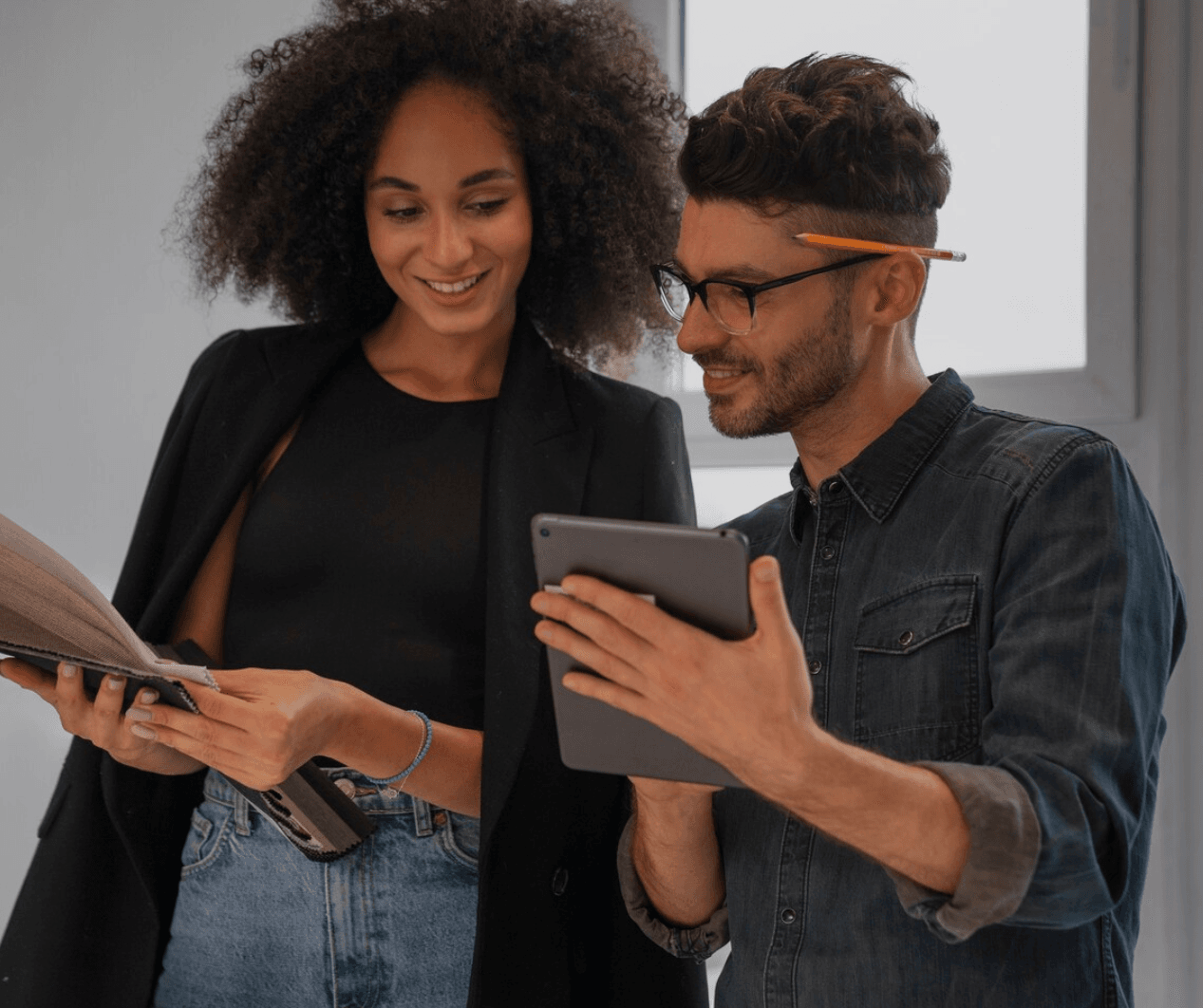 Jovens estudantes conferindo termos da tecnologia na universidade