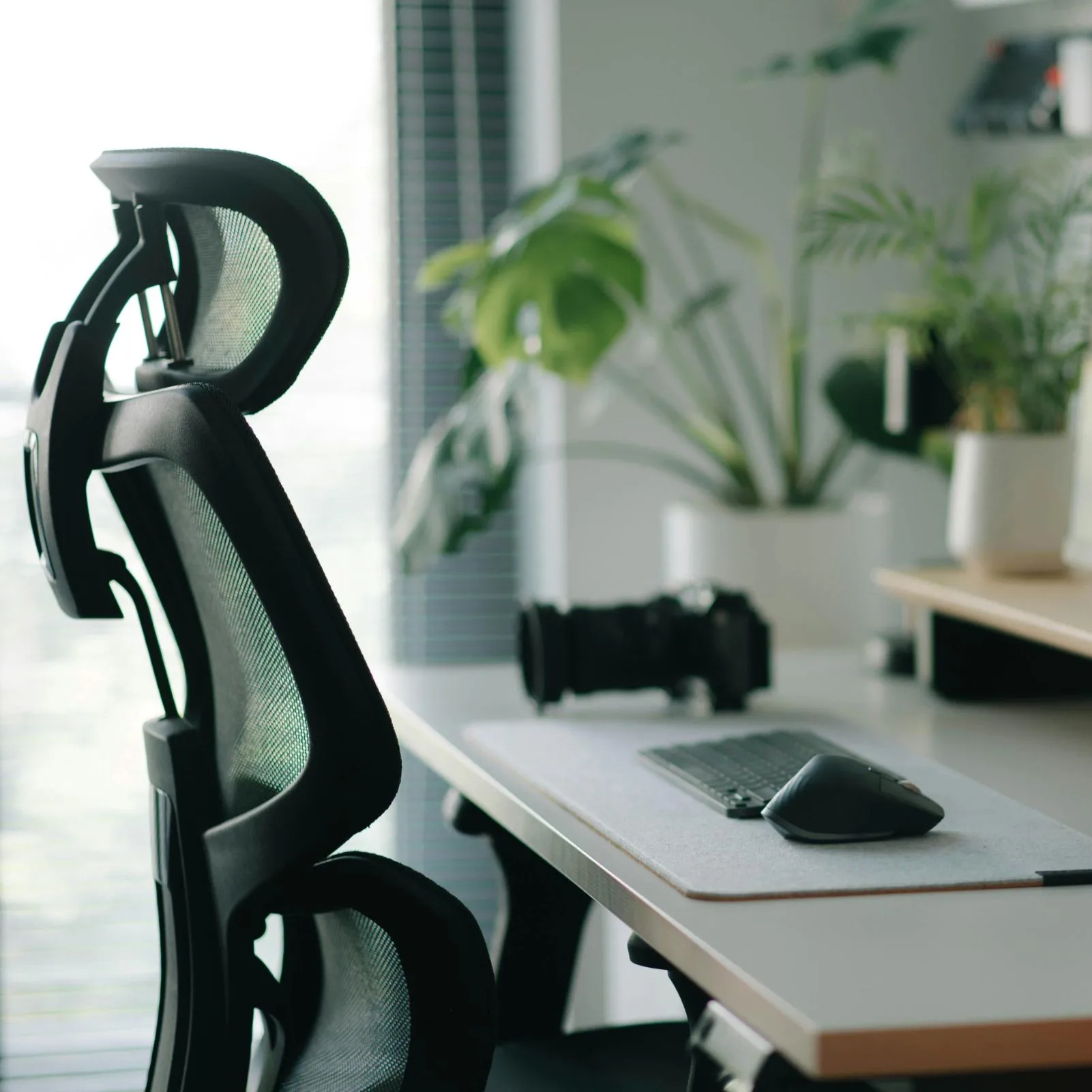 Setup home office clean com cadeira ergonômica - melhor cadeira para home office