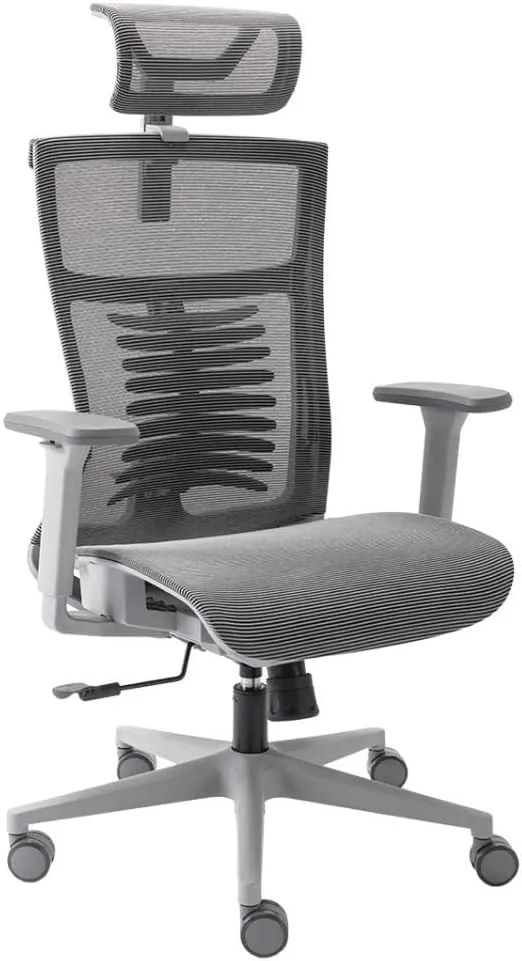 A Cadeira Vertta Pro Cinza é uma opção sofisticada e ergonômica para quem busca conforto e estilo no ambiente de trabalho ou estudo. Com acabamento em tom cinza elegante, ela combina com diferentes decorações, agregando um visual moderno ao seu espaço.Projetada para uso prolongado, a Vertta Pro oferece suporte anatômico para a coluna e um encosto confortável que acompanha a postura natural do corpo, ajudando a reduzir a fadiga. O assento acolchoado proporciona conforto contínuo, enquanto o ajuste de altura permite adaptar a cadeira ao seu biotipo e à altura da sua mesa.A base giratória com rodízios facilita a mobilidade e a organização do espaço, tornando suas tarefas mais práticas. A Cadeira Vertta Pro Cinza é ideal para quem valoriza ergonomia, design contemporâneo e funcionalidade no dia a dia.