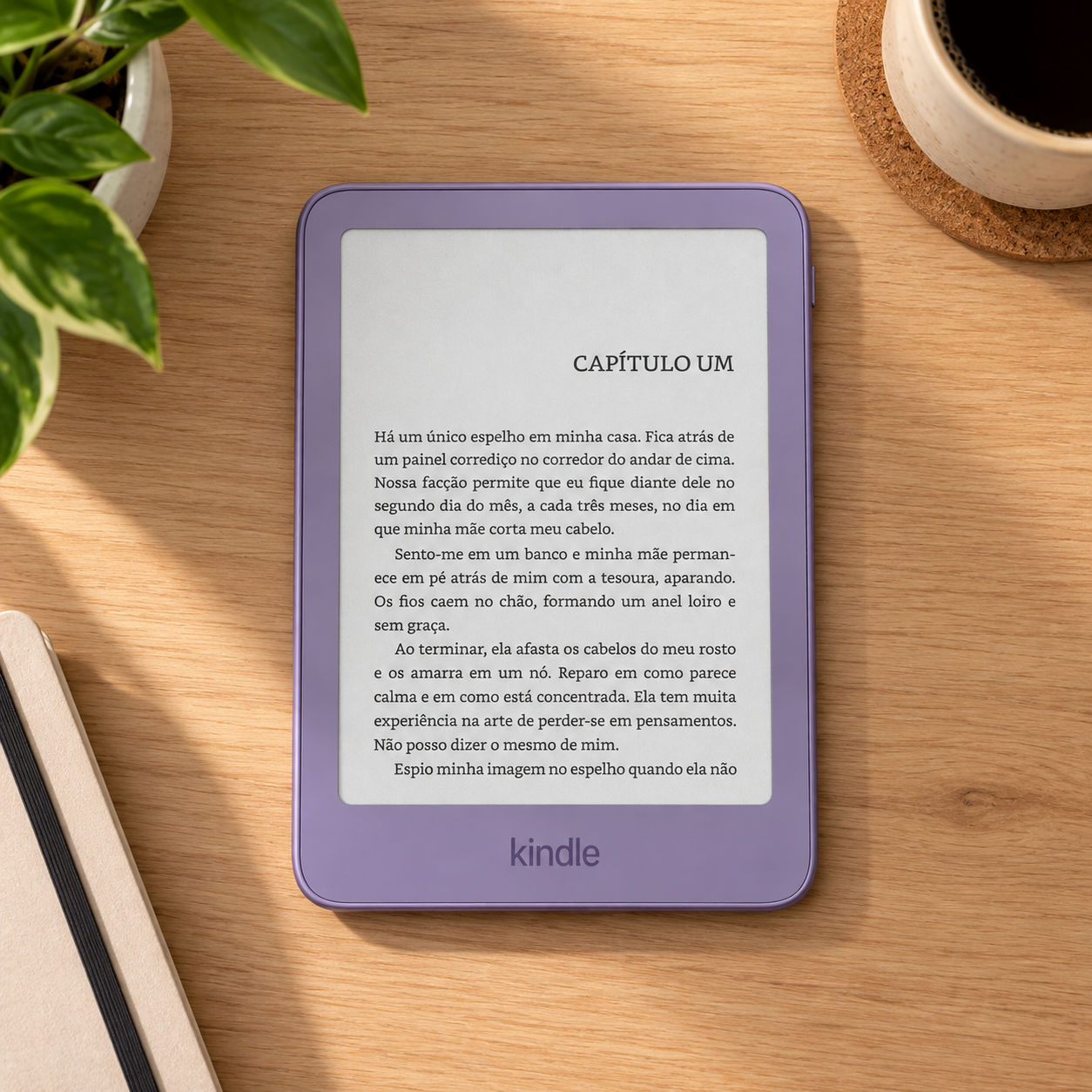 Kindle 2026 na cor roxo ube exibindo o primeiro capítulo de um livro.