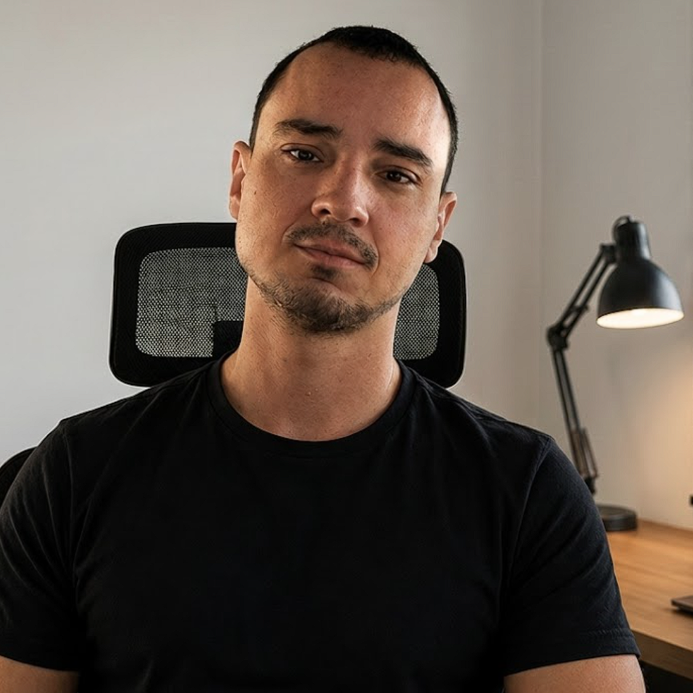 Leandro Abreu é profissional de Marketing Digital com foco em SEO (Search Engine Optimization), GEO (Generative Engine Optimization) e sites WordPress. Além do ofício, também escreve sobre home office, carreira, finanças, livros, filmes, música e questões contemporâneas.