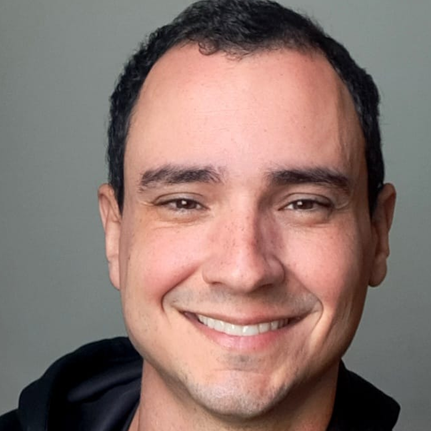 Leandro Abreu é profissional de Marketing Digital com foco em SEO (Search Engine Optimization), GEO (Generative Engine Optimization) e sites WordPress. Além do ofício, também escreve sobre home office, carreira, finanças, livros, música e questões contemporâneas.