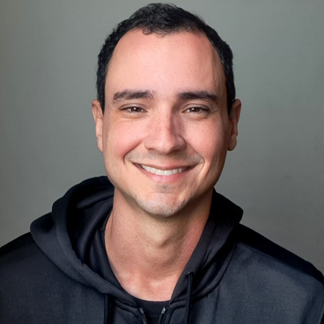 Leandro Abreu é profissional de Marketing Digital com foco em SEO (Search Engine Optimization), GEO (Generative Engine Optimization) e sites WordPress. Além do ofício, também escreve sobre home office, carreira, finanças, livros, filmes, música e questões contemporâneas.