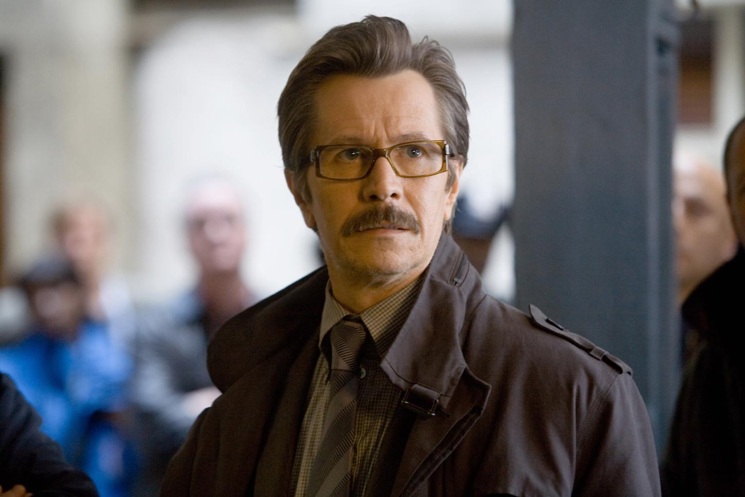 Garry Oldman como James Gordon em "Batman: O Cavaleiro das Trevas"